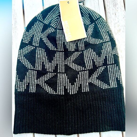MICHAEL KORS 2017 WOMEN'S BEANIE HAT ONE SIZE BLACK & WHITE MONOGRAM NWT - Picture 2 of 4